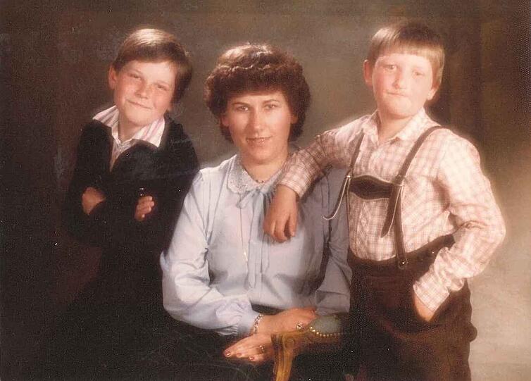 Aus dem Familienalbum: Seppi (l.) mit Mutter Barbara und Bruder Stefan.