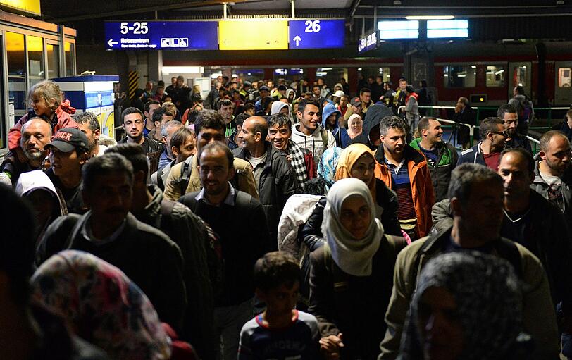 Am Samstag sind bis 10:30 Uhr 3600 Flüchtlinge am Hauptbahnhof angekommen. Die Bilder!