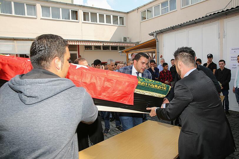 In der Trauer vereint: Die türkisch-islamische Gemeinde hat der Opfer des OEZ-Amokläufers gedacht - die Bilder.