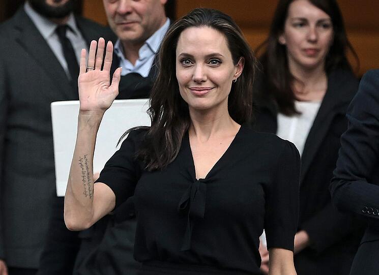 Angelina Jolie sorgte in der Vergangenheit mit diversen Mager-Auftritten für Furore. Ändern wird sich das vorerst nicht: Die Scheidung von Langzeit-Ehemann Brad Pitt wird ihren Appetit mit Sicherheit nicht anregen...