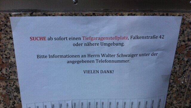 Stellplatz gesucht: der Aushang in der Au an einer Hauswand. Stellplatz gesucht: der Aushang in der Au an einer Hauswand.