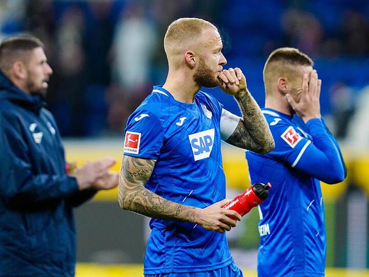 Hoffenheims Kevin Vogt (M) steht nach dem Spiel auf dem Spielfeld. Foto: Uwe Anspach/dpa