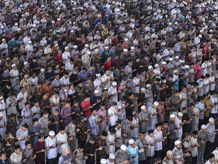 Zahlreiche Gläubige, nur wenige mit Mundschutz, beten in Indonesien während des Freitagsgebets am ersten Tag des Ramadan.