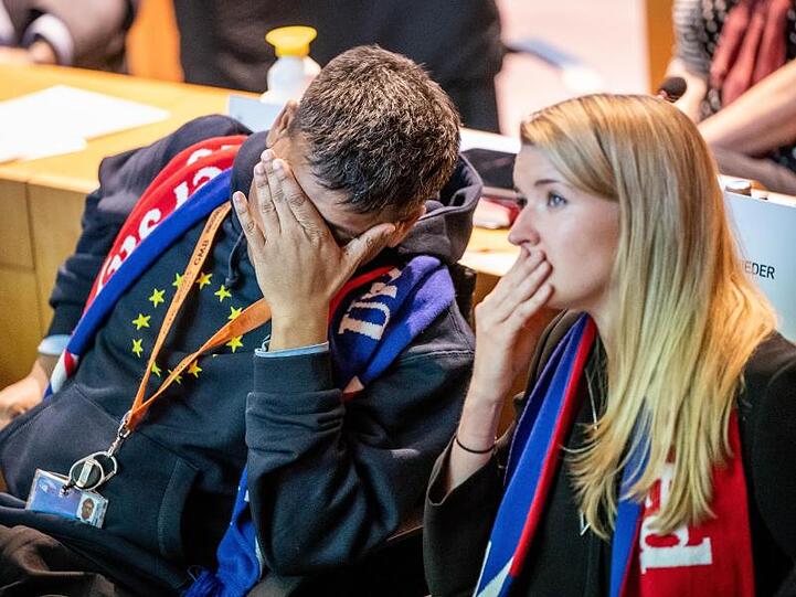 Mitarbeiter von britischen Europaabgeordneten verfolgen gerührt die Abschiedsveranstaltung der Sozialdemokratischen Fraktion für die Abgeordneten Großbritanniens.