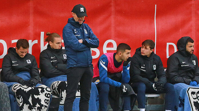 Niedergeschlagen und auch ein bisschen ratlos: Löwen-Coach Michael Köllner vor seiner Bank.