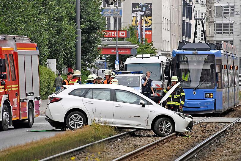 Laut Feuerwehr wurden zwei Personen verletzt.