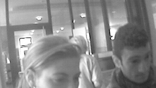 Wer kennt das Gauner-Paar? Hier filmte die Überwachungskamera in Bamberg das Duo, kurz nachdem es eine Seniorin bestohlen hatte. Wer kennt das Gauner-Paar? Hier filmte die Überwachungskamera in Bamberg das Duo, kurz nachdem es eine Seniorin bestohlen hatte.
