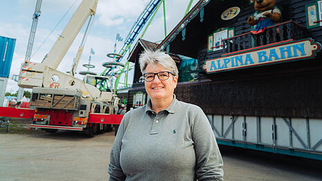 Nur rund eine Woche Zeit hatte Schaustellerin Angela Bruch, den Aufbau ihrer Alpina-Bahn auf der Wiesn zu koordinieren.