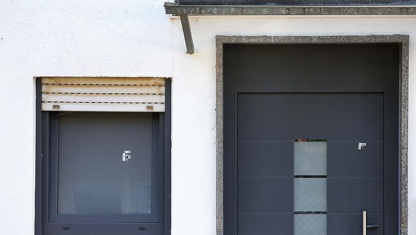 Das Haus weist mehrere Einschusslöcher auf. Das Haus weist mehrere Einschusslöcher auf.