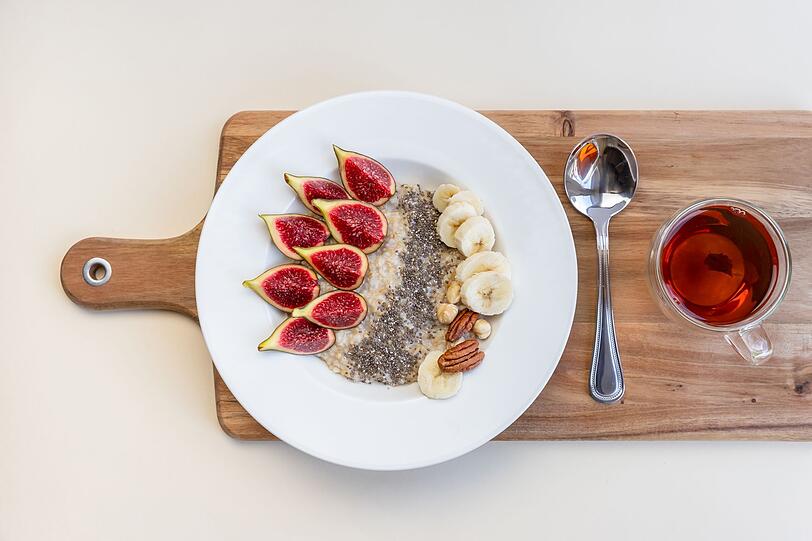 Chiasamen werden wegen ihres hohen Gehalts an Ballaststoffen, Eiweiß und Omega-3-Fettsäuren als "Superfood" bezeichnet. Sie können im Müsli oder auch als morgendlicher Chia-Pudding verzehrt werden. Wichtig ist, die Samen zuvor in ausreichend Wasser quellen zu lassen. Erst dann können die Nährstoffe vom Körper besser aufgenommen werden. Chiasamen werden wegen ihres hohen Gehalts an Ballaststoffen, Eiweiß und Omega-3-Fettsäuren als "Superfood" bezeichnet. Sie können im Müsli oder auch als morgendlicher Chia-Pudding verzehrt werden. Wichtig ist, die Samen zuvor in ausreichend Wasser quellen zu lassen. Erst dann können die Nährstoffe vom Körper besser aufgenommen werden.