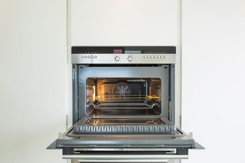 Auch der Backofen eignet sich, um die Einkochgläser zu desinfizieren. Stellen Sie die Gläser bei 120 Grad für eine Viertelstunde in den Ofen. Deckel aus Metall sollten allerdings draußen bleiben und extra abgekocht werden. Auch der Backofen eignet sich, um die Einkochgläser zu desinfizieren. Stellen Sie die Gläser bei 120 Grad für eine Viertelstunde in den Ofen. Deckel aus Metall sollten allerdings draußen bleiben und extra abgekocht werden.