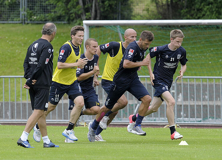 Sprinten steht bei den Löwen auf dem Programm: So hart schuften die Spieler im Trainingslager in Oberstaufen.