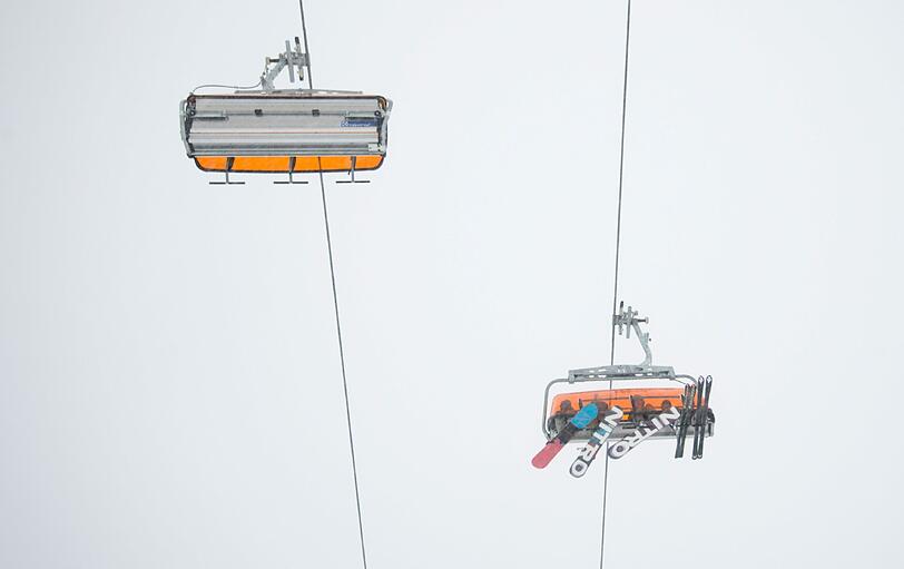 Endlich hat das Warten ein Ende: Die Ski-Saison in Bayern hat begonnen. Schon am ersten Wochenende tummelten sich rund 1.000 Wintersport-Fans allein auf der Zugspitze. Die Bilder.