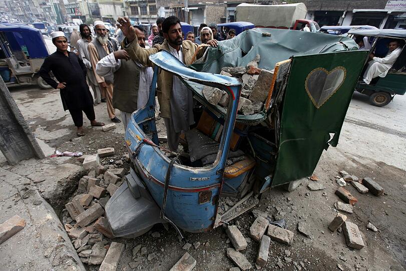 Ein schweres Erdbeben der Stärke 7,7 hat die Hindukusch-Regionen in Afghanistan, Pakistan und Indien erschüttert.