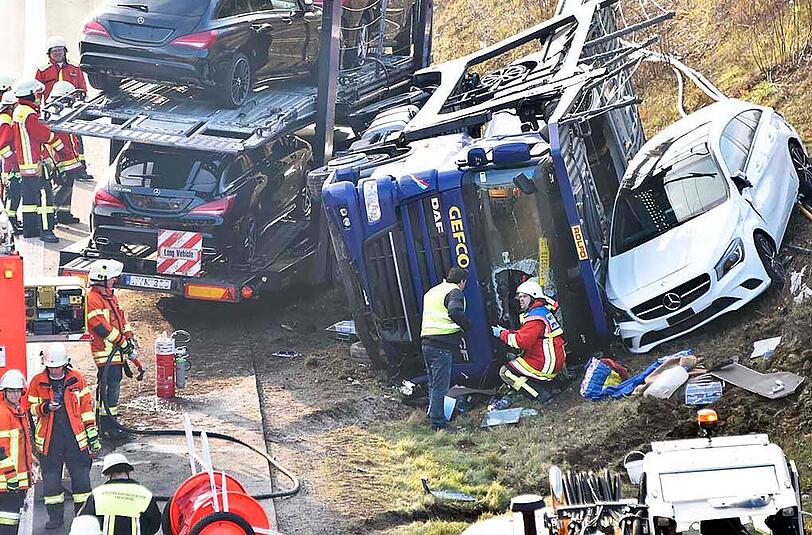 Die Autobahn war in Richtung München komplett gesperrt, die Richtungsfahrbahn Passau war durch Erdreich verschmutzt und musste teilweise gesperrt werden.