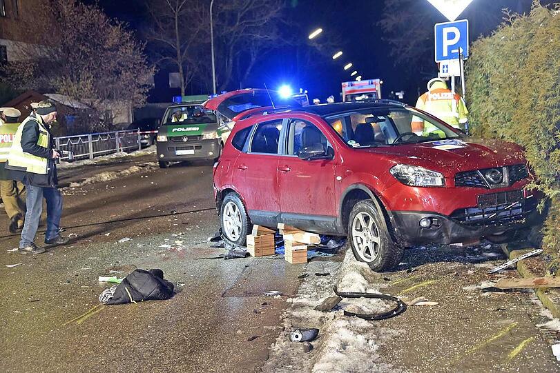 Unschöne Szenen spielten sich bei einem Unfall in Poing ab: Einer Frau wurden die Beine komplett zertrümmert.
