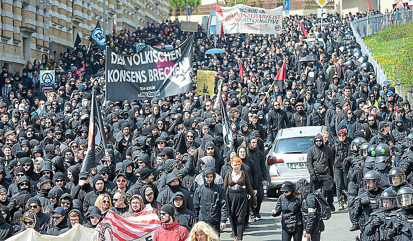 Linke marschieren in Plauen gegen Rechtsextremisten auf.