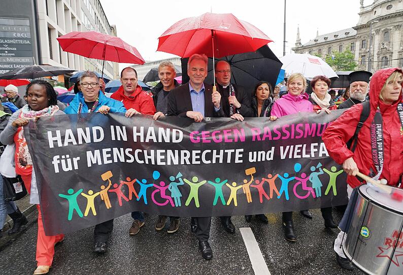 Die Bilder von der Münchner Menschenkette gegen Rassismus.