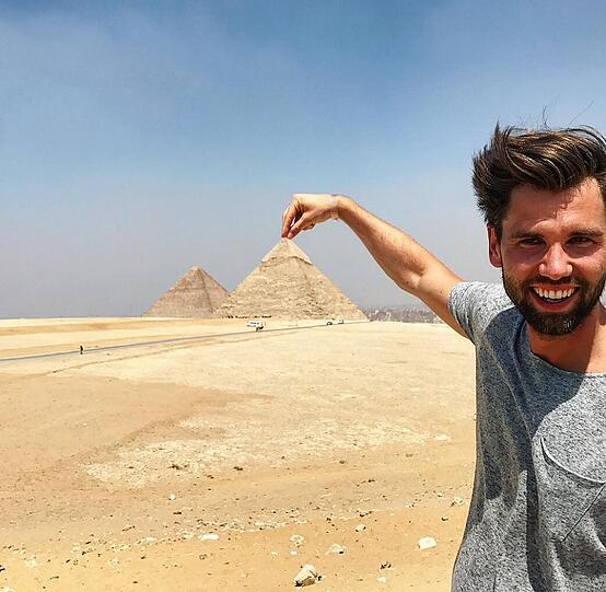 Alexander &bdquo;Honey&ldquo; Keen, begnadeter Raelity-TV-Darsteller und Model, weiß, wie man sich in Szene setzt &ndash; und posiert ghier auf einer Pyramide in Ägypten. Priestergleich hebt er die Hände zum Himmel und schreibt: Ein magischer Ort, diese Pyramiden!&ldquo; Wobei man ihm da gar nicht widersprechen mag. Bloß: Ohne ihn wären sie noch viel magischer.