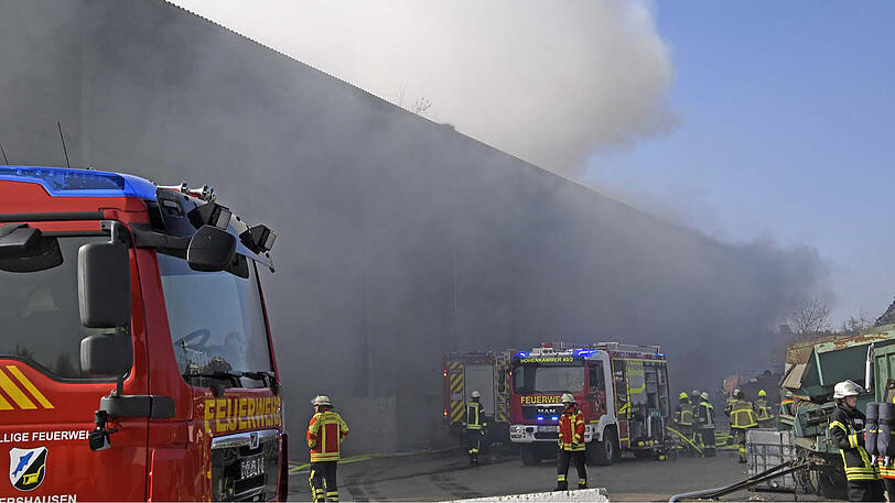 Massive Rauchentwicklung durch brennenden Müll: Szenen vom Großeinsatz in Hohenkammer.