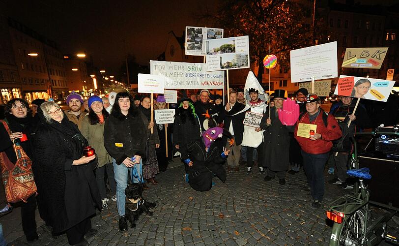 Mit gruseligen Horror-Masken demonstrierten rund 100 Münchner gegen Miet- und Wohnwahnsinn und gegen immer neue Luxusprojekte.