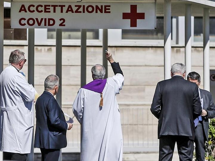 Mit Gottes Segen: Ein Priester segnet den Eingang zum "Columbus Covid 2 Hospital", einem neuen Krankenhaus in Rom.
