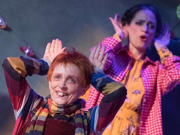 Katharina (l) und Anna Thalbach bei einer Fotoprobe des Theaterstücks "Hase Hase".