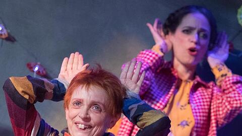 Katharina (l) und Anna Thalbach bei einer Fotoprobe des Theaterstücks "Hase Hase".