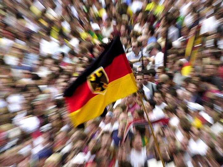 Man kann die deutsche Fahnen inmitten von unzähligen Fans sehen. Foto: picture-alliance / dpa/dpaweb /Archivbild