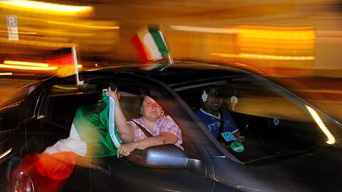Italienische Fußball-Fans feiern in einem Autokorso. (Archivbild)