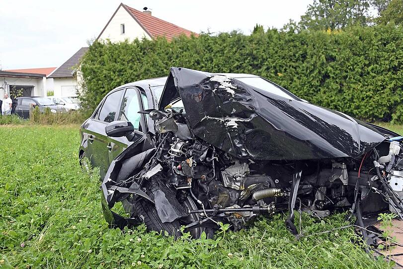 Die Front des Wagens ist komplett beschädigt, der Fahrer blieb jedoch vollkommen unverletzt.