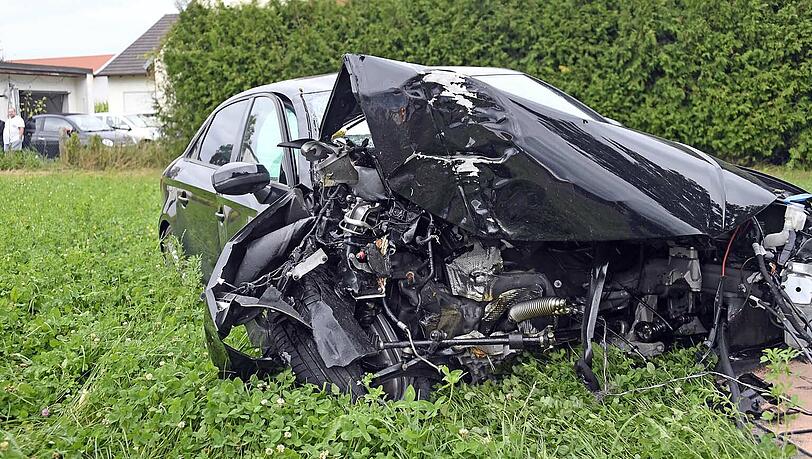 Die Front des Wagens ist komplett beschädigt, der Fahrer blieb jedoch vollkommen unverletzt. Die Front des Wagens ist komplett beschädigt, der Fahrer blieb jedoch vollkommen unverletzt.