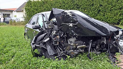 Die Front des Wagens ist komplett beschädigt, der Fahrer blieb jedoch vollkommen unverletzt.