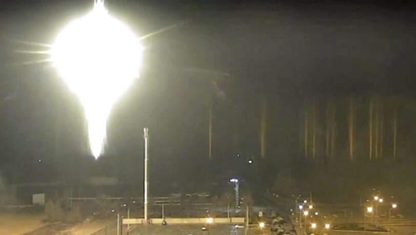 Das Bild aus einem vom Kernkraftwerk Saporischschja veröffentlichten Video zeigt ein helles, aufflackerndes Objekt, das in der Nacht zu Freitag auf dem Gelände des AKW in Enerhodar in der Ukraine landet.