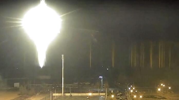 Das Bild aus einem vom Kernkraftwerk Saporischschja veröffentlichten Video zeigt ein helles, aufflackerndes Objekt, das in der Nacht zu Freitag auf dem Gelände des AKW in Enerhodar in der Ukraine landet.
