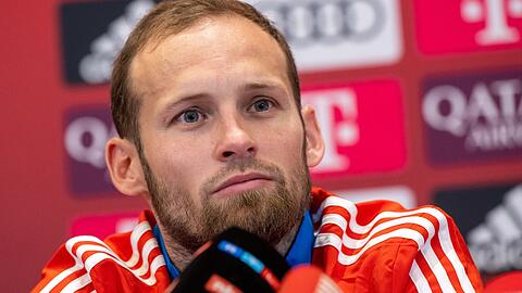 Münchens Neuzugang Daley Blind sitzt vor der Presse.