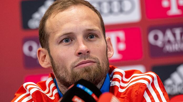 Münchens Neuzugang Daley Blind sitzt vor der Presse.