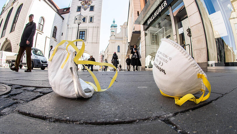 Wurden zum Symbol für die Corona-Pandemie: FFP2-Masken – hier am Marienplatz in München.