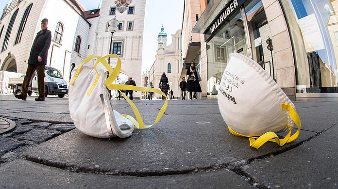 Wurden zum Symbol für die Corona-Pandemie: FFP2-Masken – hier am Marienplatz in München.