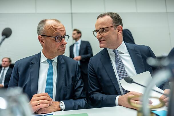Kann sich Jens Spahn als Chef der Unionsbundestagsfraktion halten? Die CDU in Merz' Heimat Brilon fordert seinen Rücktritt. (Archivbild) Kann sich Jens Spahn als Chef der Unionsbundestagsfraktion halten? Die CDU in Merz' Heimat Brilon fordert seinen Rücktritt. (Archivbild)
