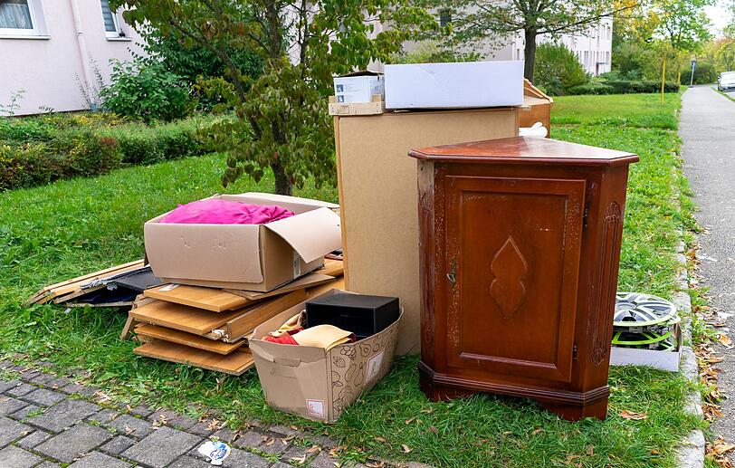 Apps wie "Kleinanzeigen" oder Flohmärkte sind großartige Möglichkeiten, um materiellen Ballast sogar noch zu Geld zu machen. Schneller wird man Dinge los, wenn man sie verschenkt - zum Beispiel in einer Box vor dem Haus oder unter der "Zu verschenken"-Rubrik bei "Kleinanzeigen". Was schon allzu ramponiert ist, kann über den Sperrmüll, am Wertstoffhof oder im Altkleider-Container entsorgt werden. Apps wie "Kleinanzeigen" oder Flohmärkte sind großartige Möglichkeiten, um materiellen Ballast sogar noch zu Geld zu machen. Schneller wird man Dinge los, wenn man sie verschenkt - zum Beispiel in einer Box vor dem Haus oder unter der "Zu verschenken"-Rubrik bei "Kleinanzeigen". Was schon allzu ramponiert ist, kann über den Sperrmüll, am Wertstoffhof oder im Altkleider-Container entsorgt werden.