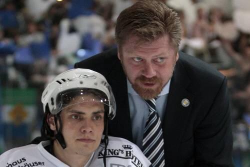Der Mann für alles: Beppi Heiß (r.). der Co-Trainer des EHC München, hier mit Neville Rautert.