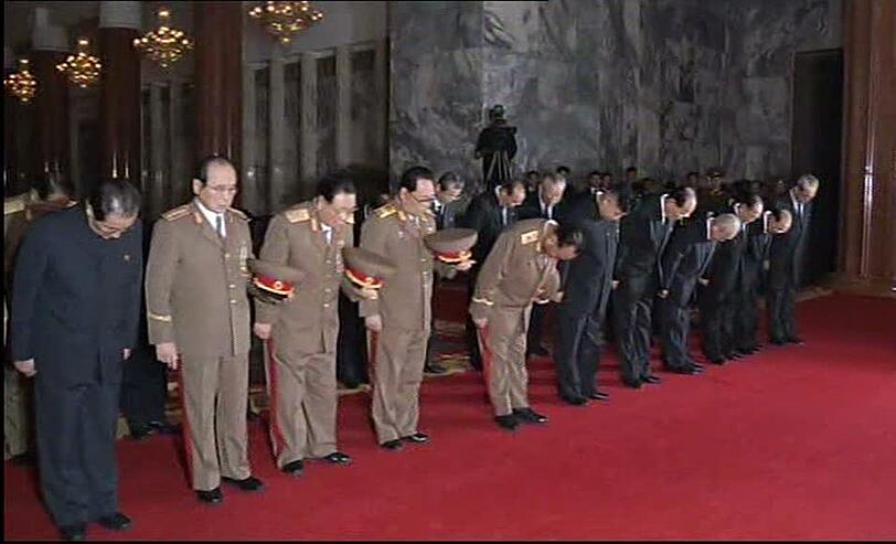 Der Leichnam des verstorbenen nordkoreanisch Diktator Kim Jong Il wurde am Dienstag in einem Glasarg öffentlich aufgebahrt.  Die Bilder von der Trauerfeier!