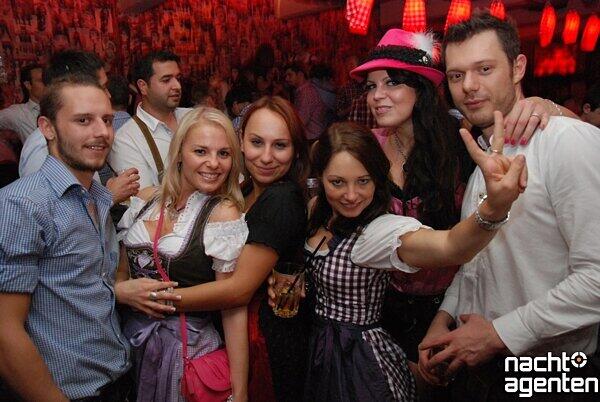Auch am Maximiliansplatz wird die Wiesn auch nachts fortgesetzt: "16 Tage feiern im 089". Mehr Bilder vom Donnerstag auf: www.nachtagenten.de