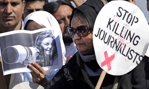 Bei einer Demonstration in Pakistan trauern Frauen um die AP-Fotojournalistin Anja Niedringhaus, die vergangene Woche in Afghanistan erschossen wurde.