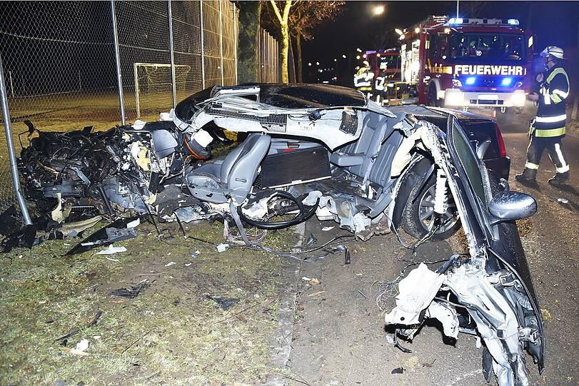 Vollig zerfetzt: Aus diesem Schrotthaufen wurde der Fahrer lebend geborgen. Bilder vom Einsatz in Vaterstetten.