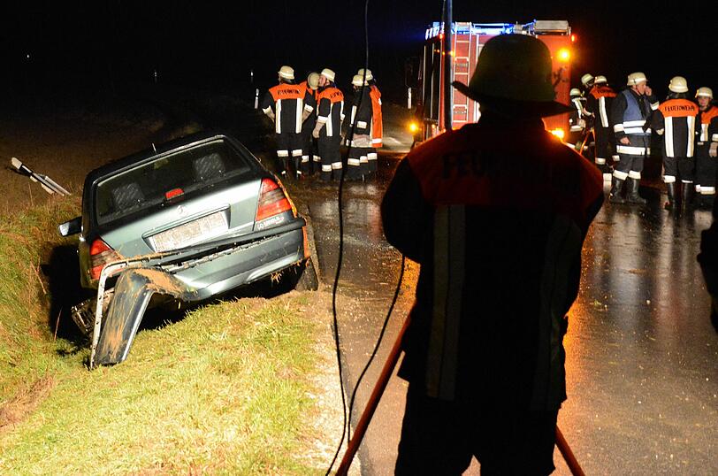 Als Polizei und Feuerwehr am Unfallort ankamen, war vom Fahrer keine Spur. Die Bilder vom Einsatz.