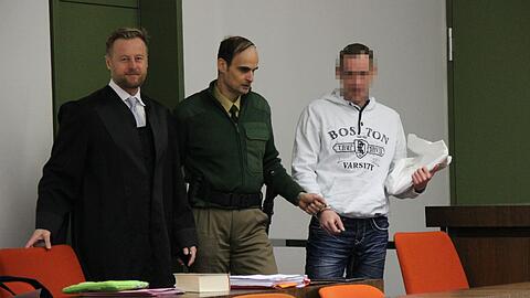 Ein Räuber? Paul G. kommt in Handschellen in den Saal.