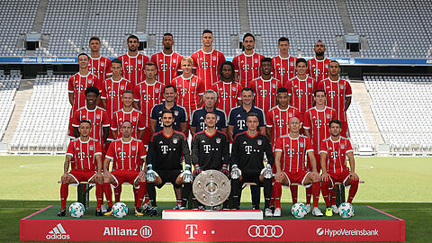 Die Mannschaft und der Trainerstab des FC Bayern München in der Saison 2017/2018.