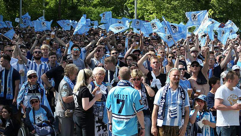 Stimmung pur an der Grünwalder Straße: Die Löwen-Fans beim Public Viewing am Trainingsgelände.